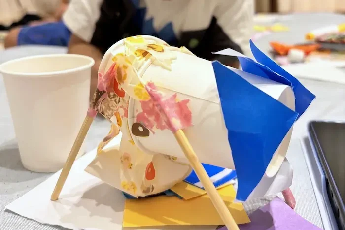 子どもが紙で作った工作